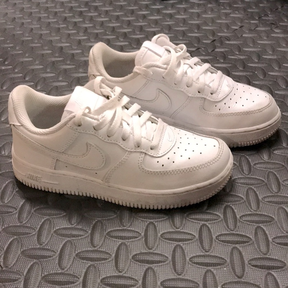 PreOwned Youth White Nike Air Force Ones..